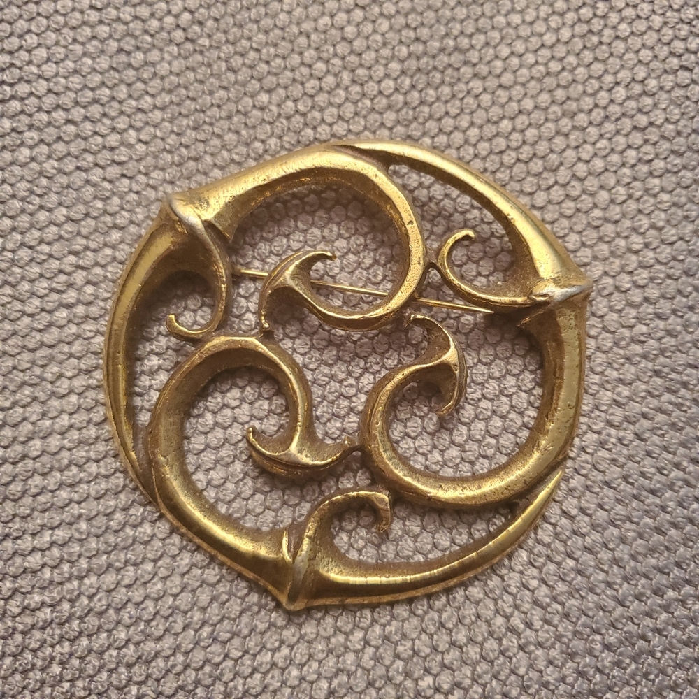 🔥 masquerade style pin brooch